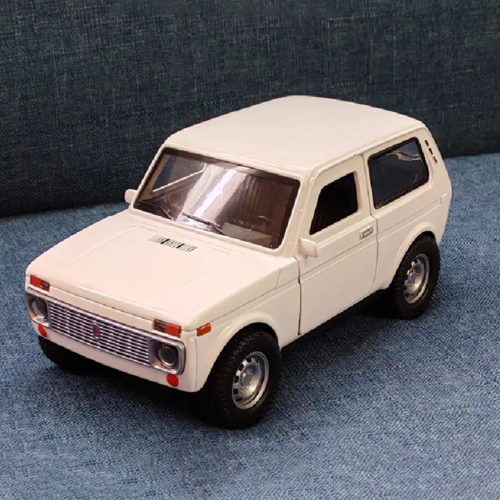 Классическая модель автомобиля Lada Niva в масштабе 1/18
