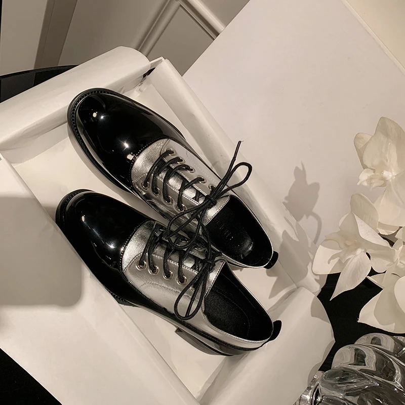 

Женская летняя обувь в стиле пэчворк, повседневная женская обувь на плоской подошве с круглым носком и квадратным каблуком, со шнуровкой