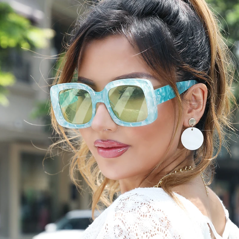 

Очки солнцезащитные женские в крупной квадратной оправе с мраморным принтом