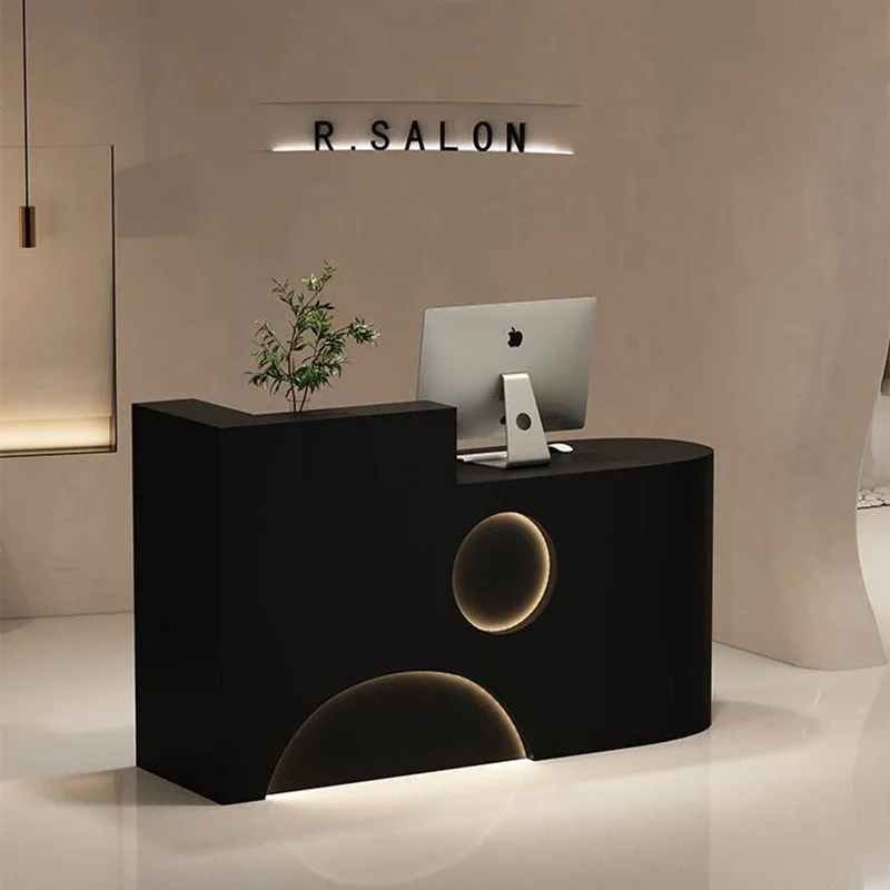 Освещенные угловые стойки регистрации в скандинавском стиле маленькие