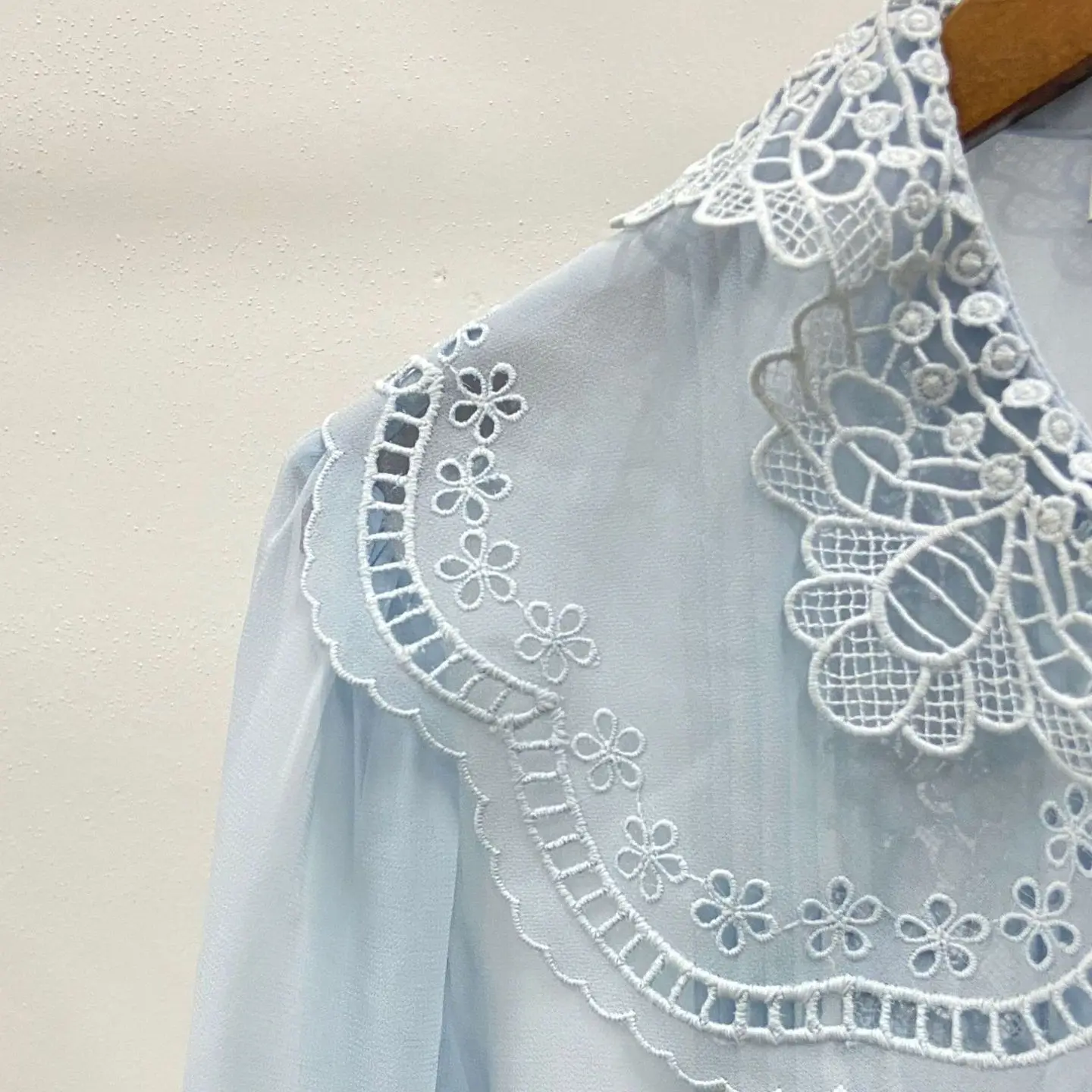 

Women Sweet Lace Trim Bow Tie Shirts tops Long Sleeve Peter pan Collar Female Single Breasted Blouses