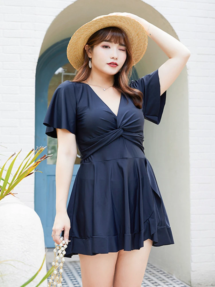 Женский купальник большого размера с V-образным вырезом и трапециевидной юбкой |