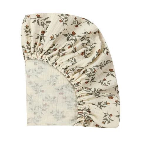 Детская кроватка с принтом, комплект постельного белья