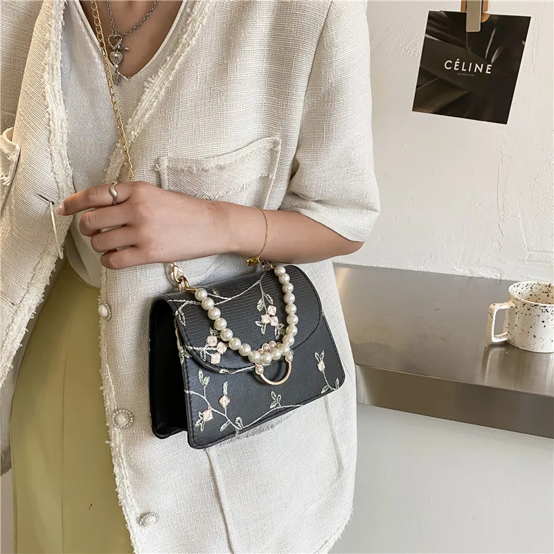 

Сумка на плечо женская с цветочной вышивкой, саквояж на цепочке из экокожи, сумочка-мессенджер с жемчужинами, модный саквояж кросс-боди с от...