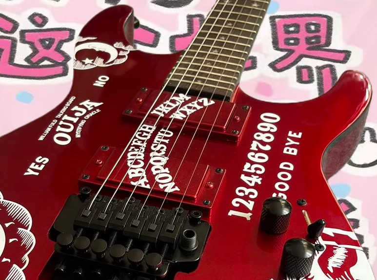 Электрогитара изготовленная на заводе из клена и персикового дерева изображение