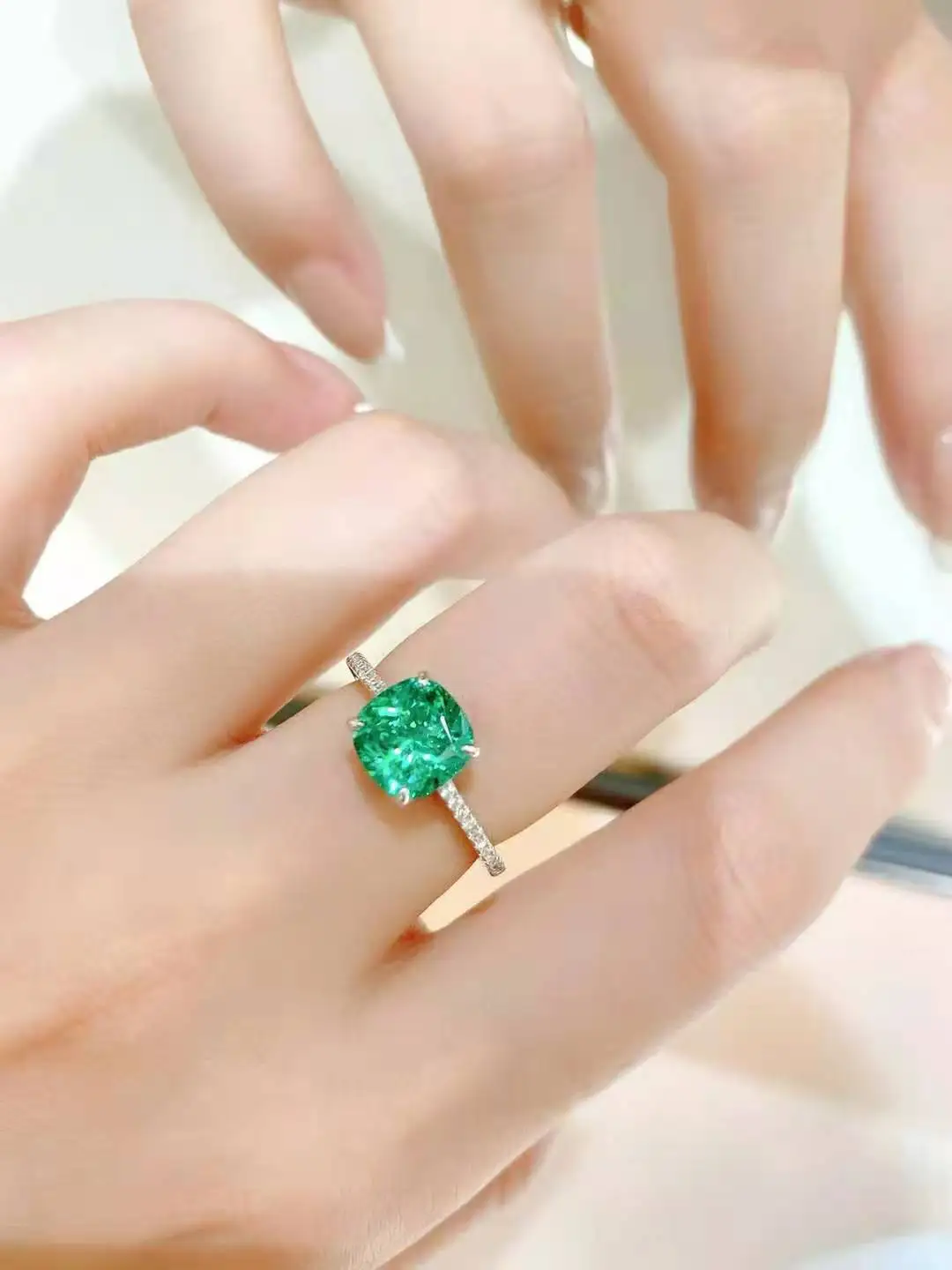Luxury Elegant Artificial Grandmother Emerald 925 Sterling Silver Ring Fashion Versatile Winter Shining Jewelry 2