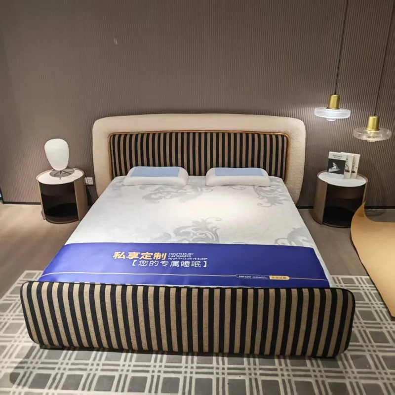 Фото Итальянская кровать Fendi из полосатой ткани в стиле лёгкой роскоши, современная, простая, дизайнерская, для главной спальни, 1,8 метра, двуспальная кровать Clouds. №1
