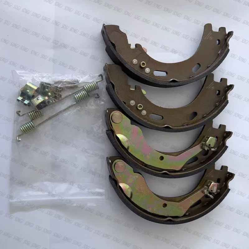Фото Комплект задних тормозных колодок для Land Rover Discovery 3, Discovery 4, Range Rover Sport 05-13 LR031947 LR025151 SFS500012 SFS500010 №1