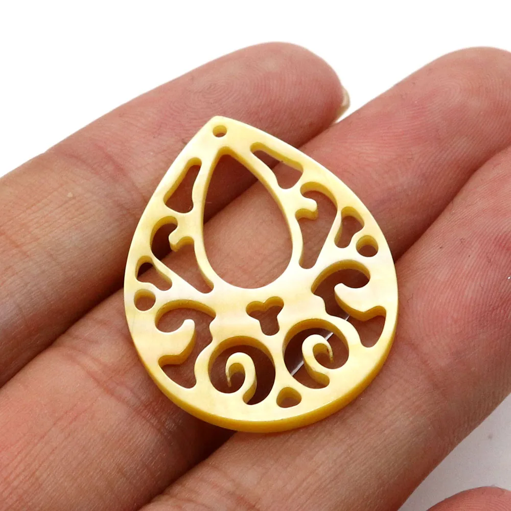 Кулон в форме капли с резьбой из натуральной желтой ракушки 25x33 мм изысканная