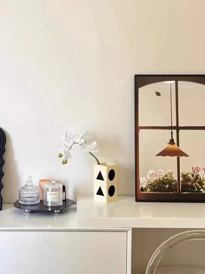 Акриловая современная минималистичная молочно-белая ваза настольные