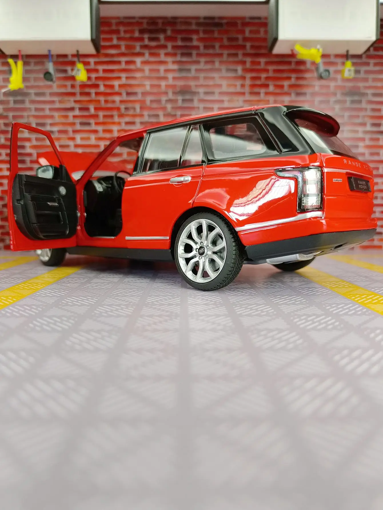Фото Модель автомобиля Rastar 1:24 Land Rover Range SUV из сплава, с открывающимися дверями и капотом, подходит для коллекционирования и может быть подарен. №4