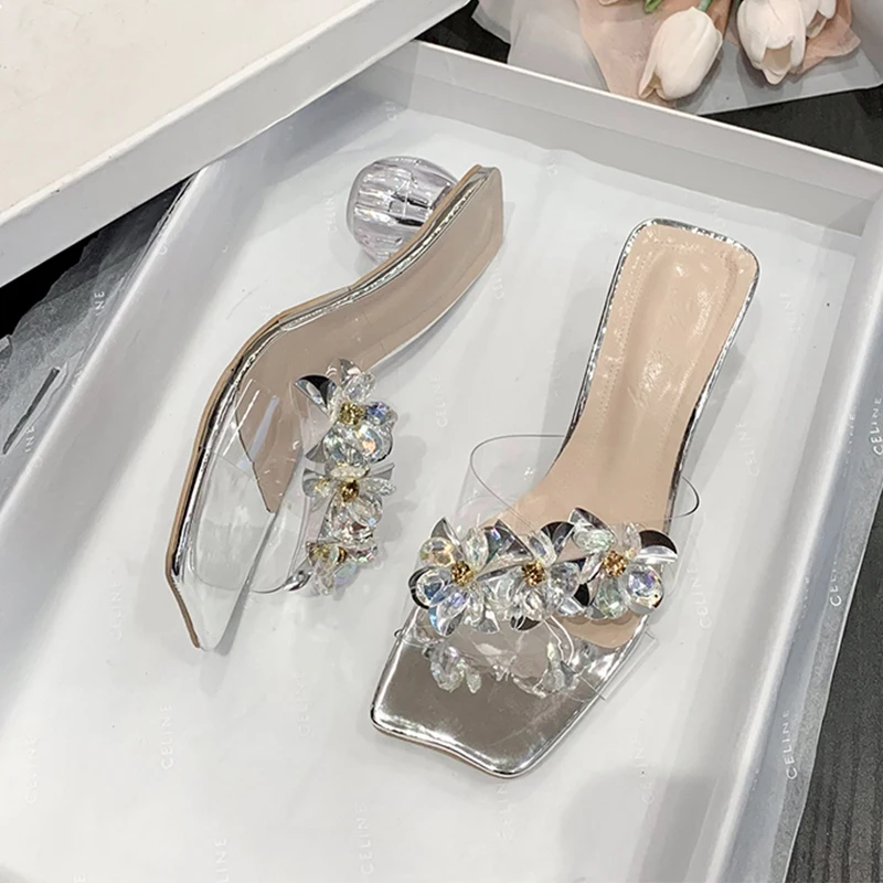 

Женские прозрачные шлепанцы на среднем квадратном каблуке, блестящие сандалии-желе с цветами, резиновые шлепанцы, новинка 2022, гавайская обу...