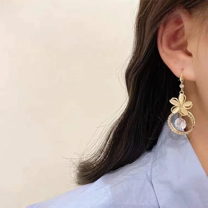 

New Korean Circle Flash Diamond Small Personality Flower Cat's Long Earhook Women's Design Sense Light Luxury Earrings Fashion