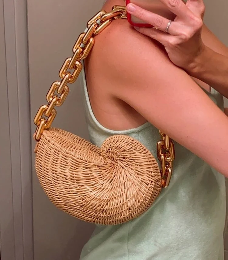 

2023 Thick Chains Rattan Conch Women Shoulder Bags Design Wicker Woven Handbags Luxury Summer Beach Straw Bag Bali Purse