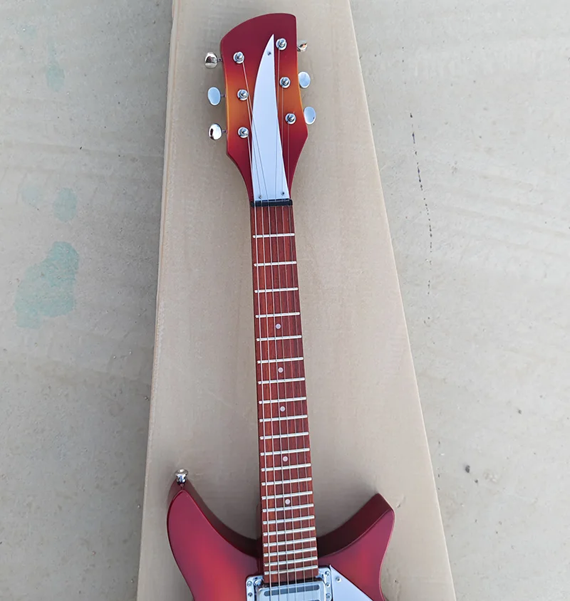 В наличии электрогитара Rickenbacker 325 звукосниматель из трех частей 6-струнная