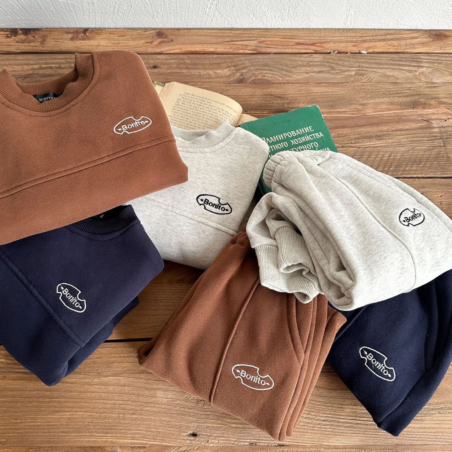 

Детский комплект одежды, новинка зимы 2023, модная Толстовка с вышивкой и штаны для мальчиков и девочек, утепленный комплект из двух предметов