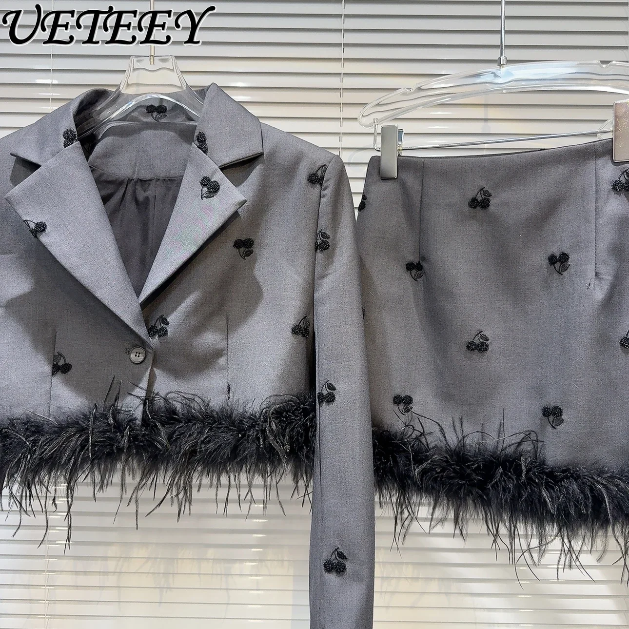 Новинка весна-осень нишевая Страусиная серая строчка + Вышитая мини-юбка