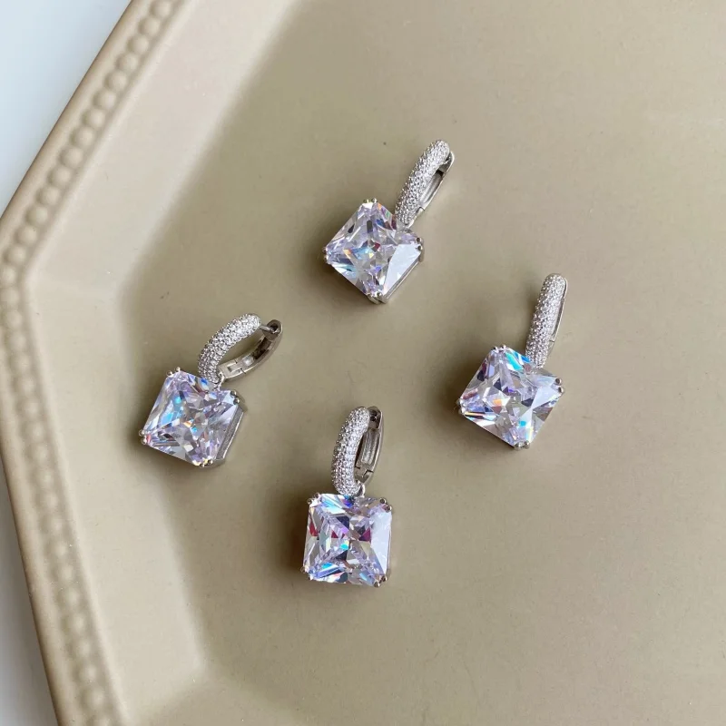 

Серьги из серебра 925 пробы с квадратным камнем