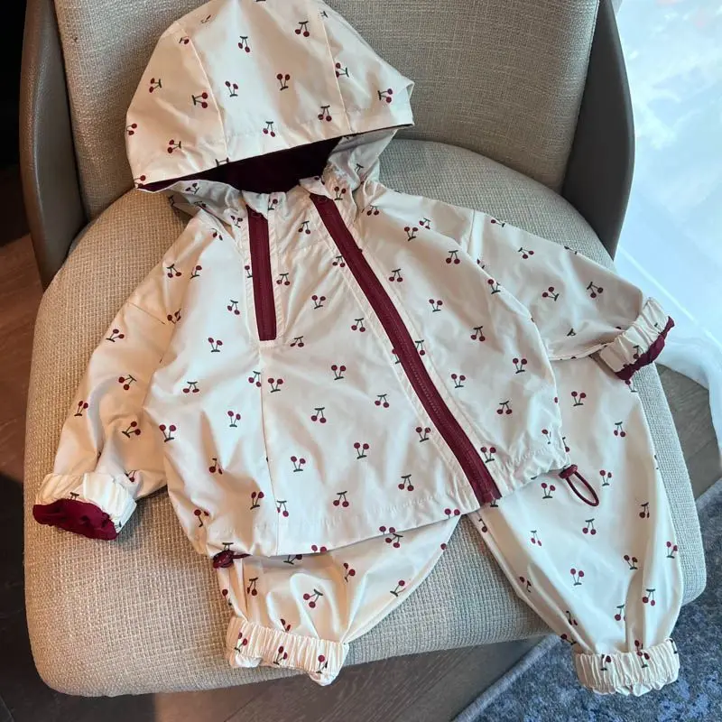 Фото deer jonmi 2026 Новые осенние детские комплекты для улицы: куртка с капюшоном и брюки с принтом, 2 предмета, ветрозащитная одежда для малышей и детей. №1