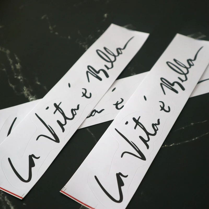 

Яркая забавная наклейка для автомобиля размером 5*25 см с надписью «La vita e bella life is beautiful», напечатанная ПВХ наклейка для автомобиля, Стильные н...