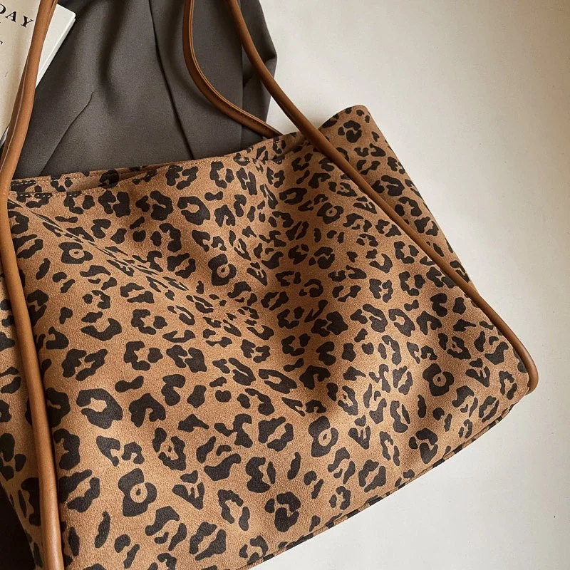 Классическая сумка с леопардовым узором новинка зимы 2024 простая и универсальная