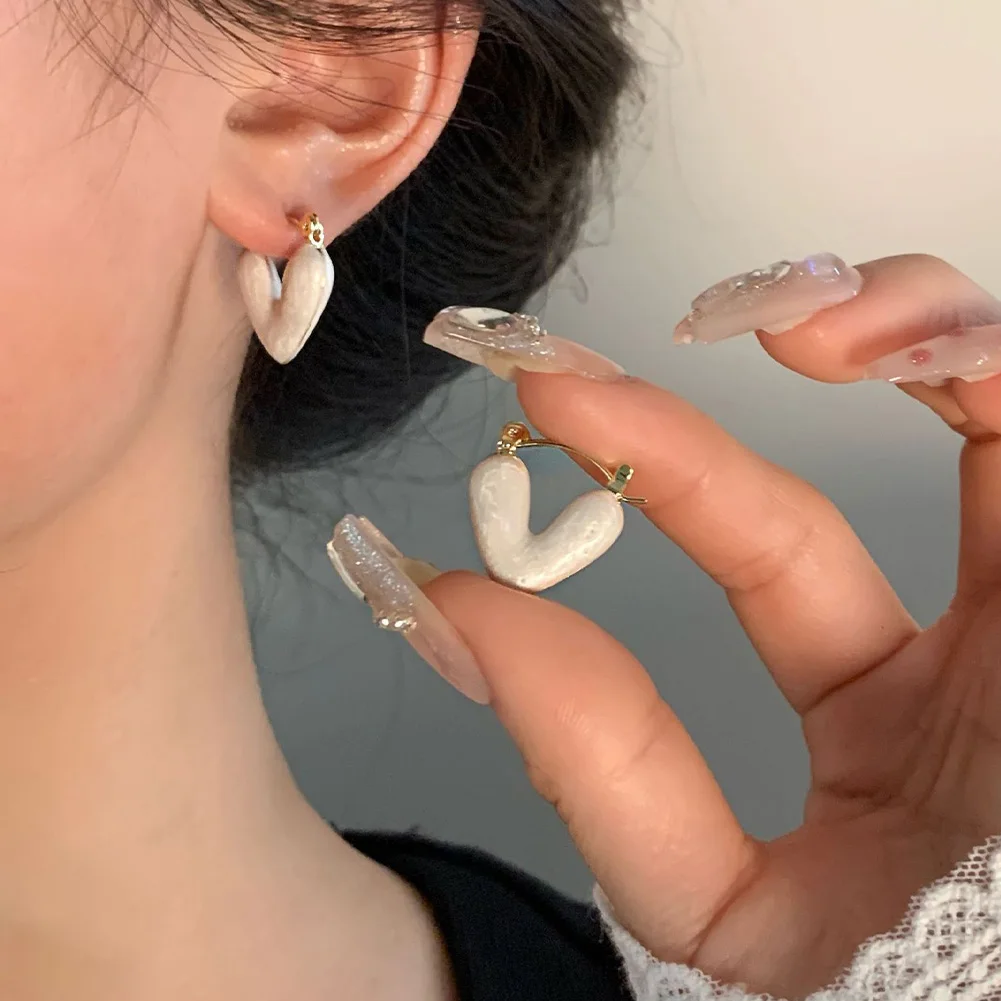 

2023 New Korean Light Luxury White Oil Dropping Love Heart Stud Earrings For Women Fashion Elegant Wedding Metal Jewelry Gifts