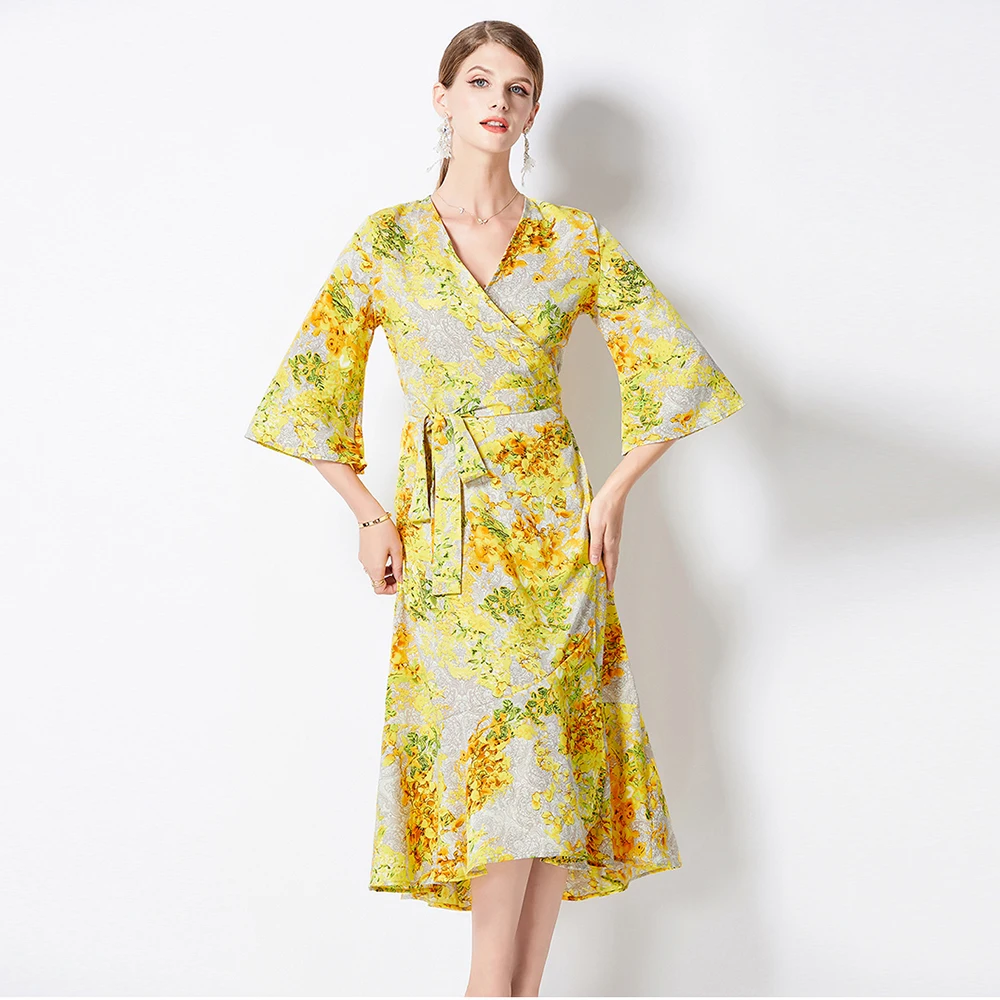 

Женское модельное платье с цветочным принтом, желтое пляжное платье средней длины с V-образным вырезом, расширяющимся книзу рукавом, поясом и оборками, модель T6021 на лето
