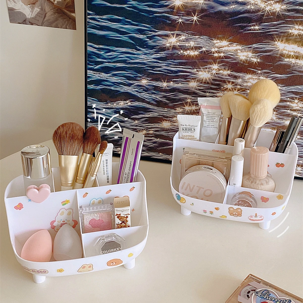 Коробка для хранения кистей для макияжа Ins Kawaii на столе.