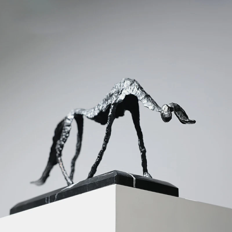 Современная Статуя кота и собаки из чугуна с абстрактной ходьбой