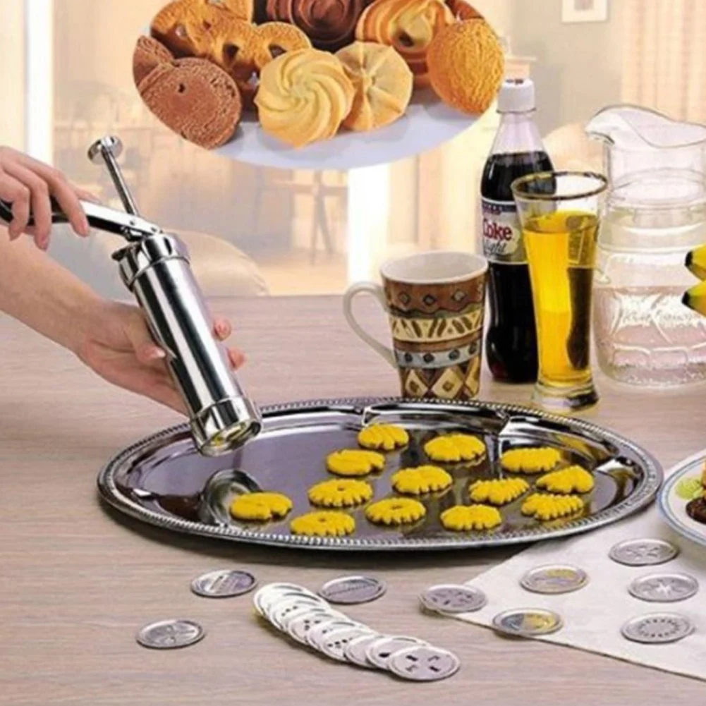 

Christmas Spritz Cookie Press Gun and Icing Set Alloy Churro Maker Cookie Maker With 20 Discs 4 Pastry Tip Biscuit Mold Tool