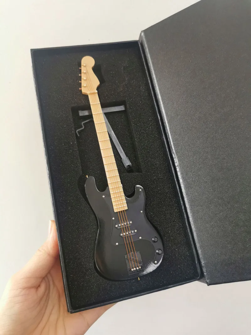 

Деревянная мини-электрогитара 18 см для коллекции