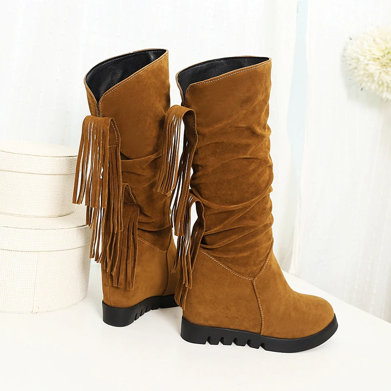 Матовые замшевые сапоги до середины икры на каблуке с кисточками и косым