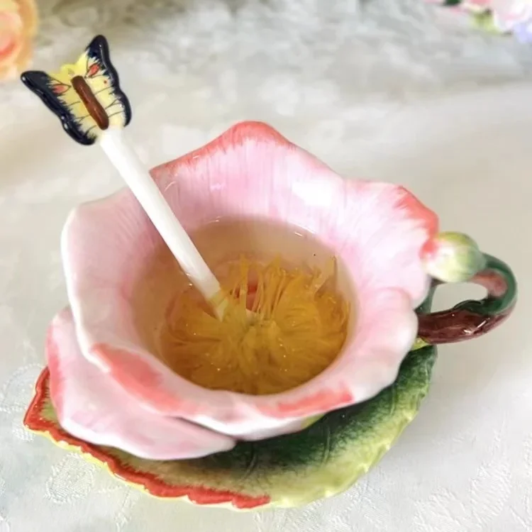 

Керамическая чашка с розами