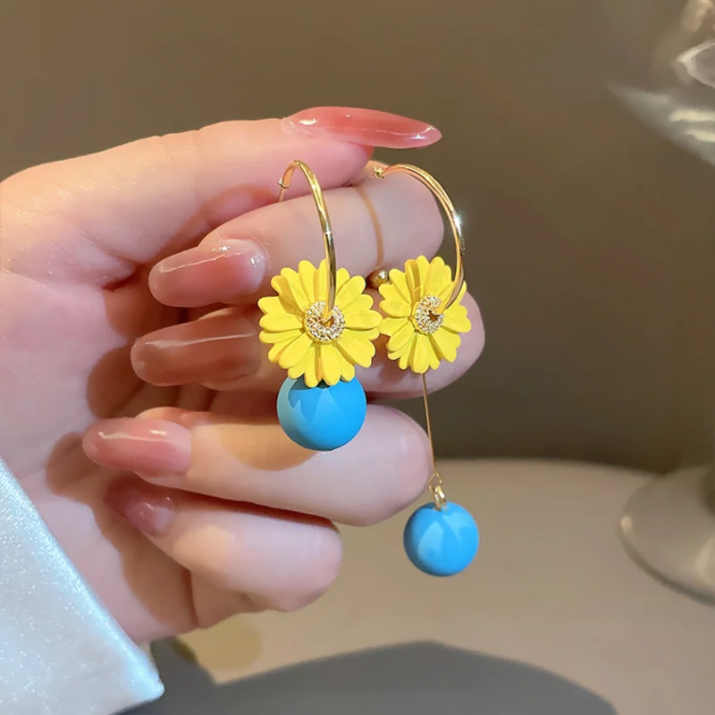 

European and American Fashion New Asymmetric Three-dimensional Yellow Daisy Earrings Wholesale Sweet Party Banquet Couple Gifts