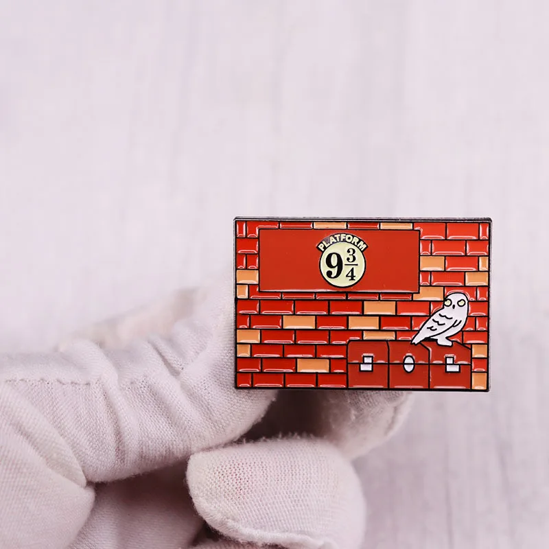 

Novelty 9 3/4 Hard Enamel Pins Movie London Mysterious Magical Place A Wall Badge Brooch for Jewelry Accessory Gifts for Fans