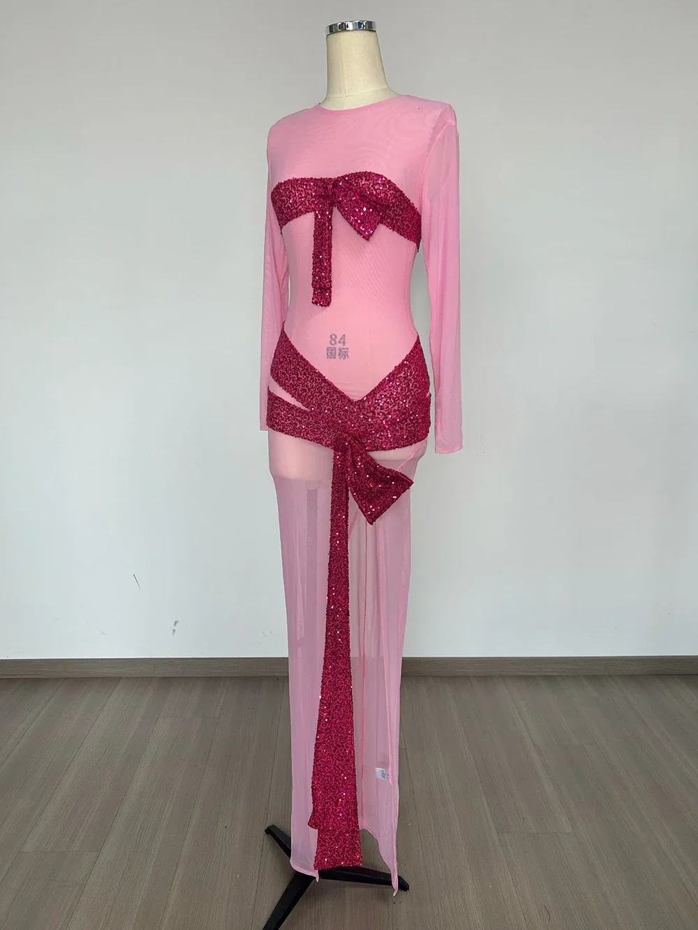 Женское розовое сетчатое прозрачное облегающее длинное платье с бантом