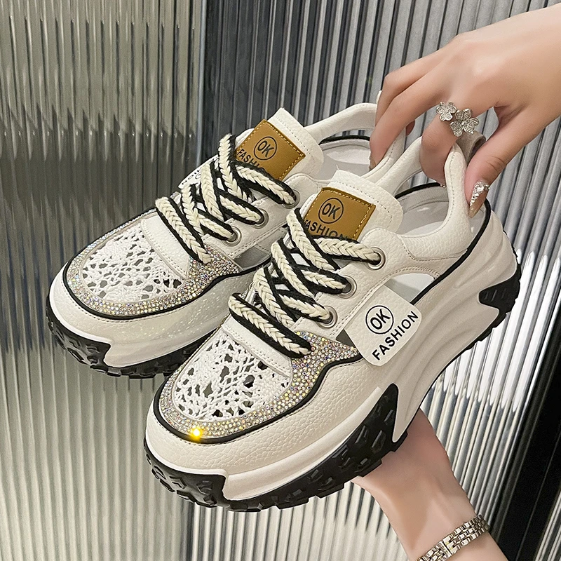 

Женские кроссовки на толстой резиновой подошве