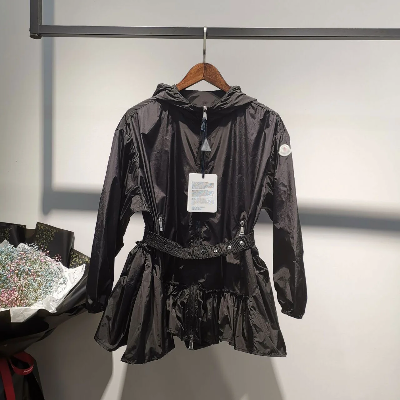 

Женская демисезонная ветровка с поясом и рюшами