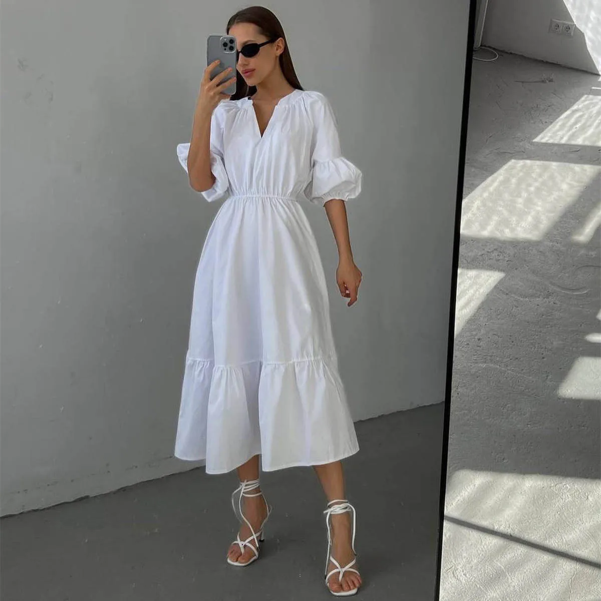 Женское летнее платье с высокой талией и пышными рукавами длинное v-образным