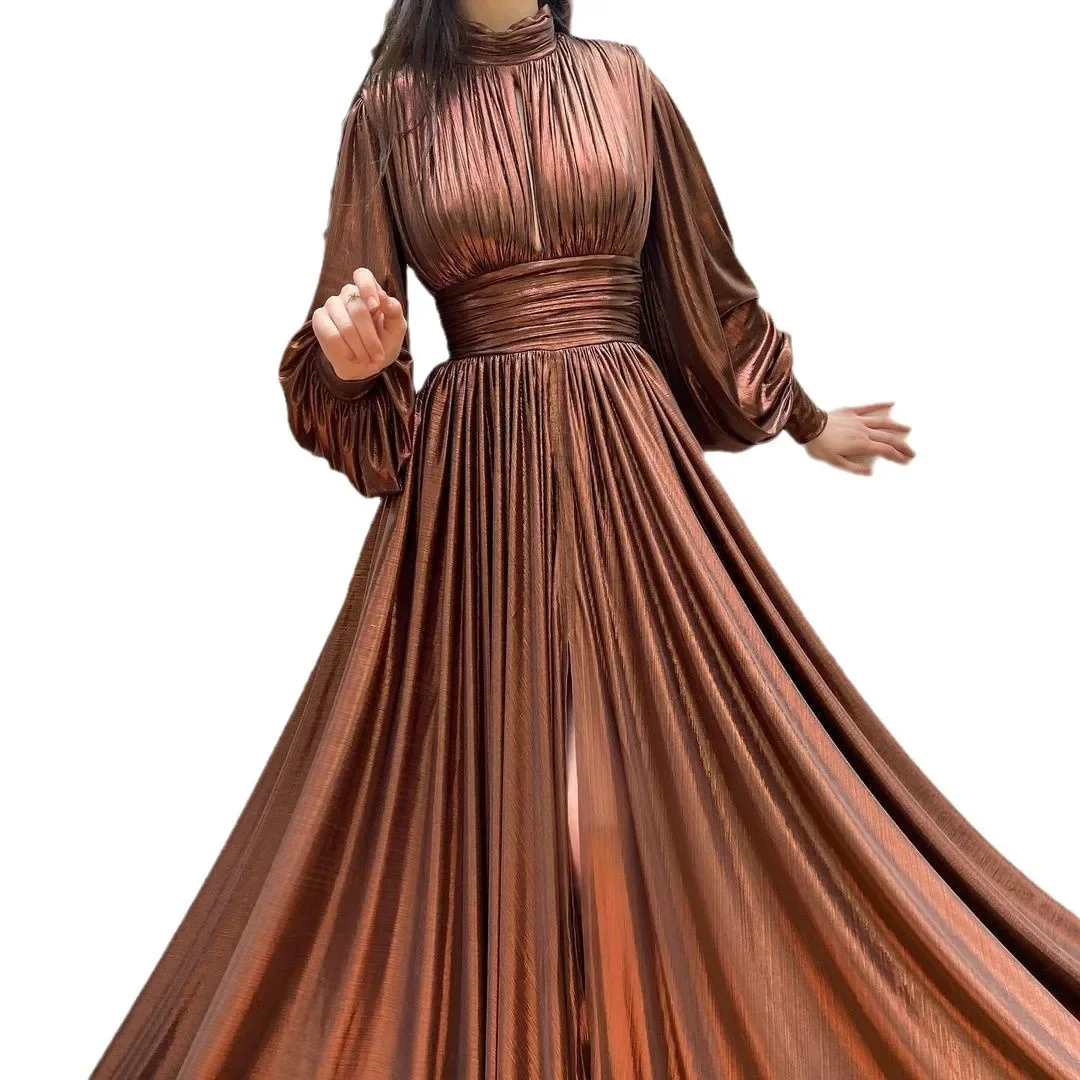 Женское длинное платье с глубоким вырезом однотонное зеленое приталенное