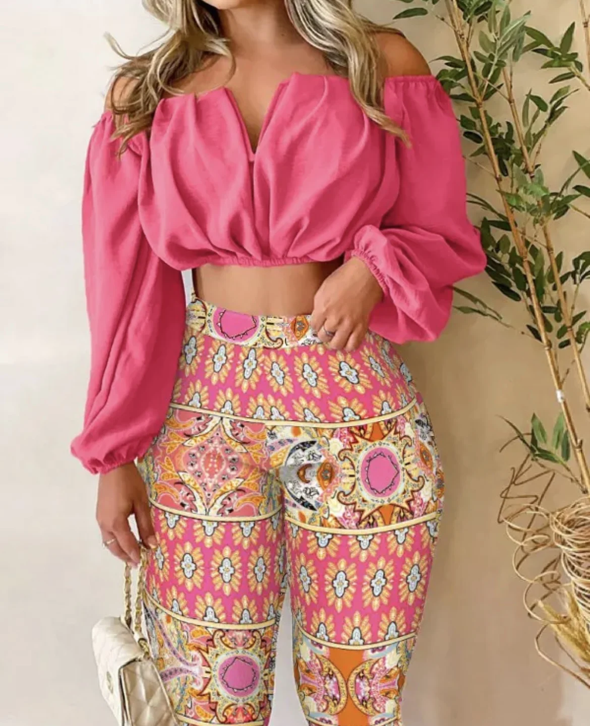 

Женский костюм из двух предметов, Однотонная футболка с открытыми плечами и вырезом-лодочкой и длинные расклешенные брюки с принтом, лето 2022