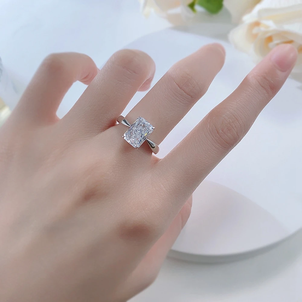 Женское кольцо из серебра 925 пробы с сапфиром 7 х10 мм