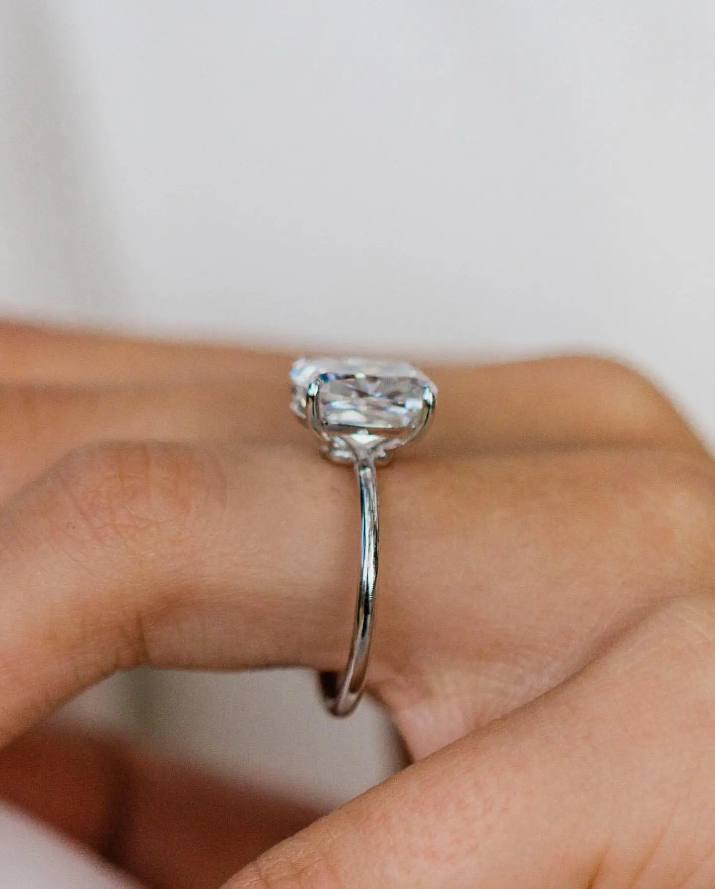 JOVOVASMILE  Moissanite Vintage Engagement Rings 4.5CT 10.75x8.75mm Crushed Ice Hybrid Cushion Cut 18k White Gold Solitaire Ring