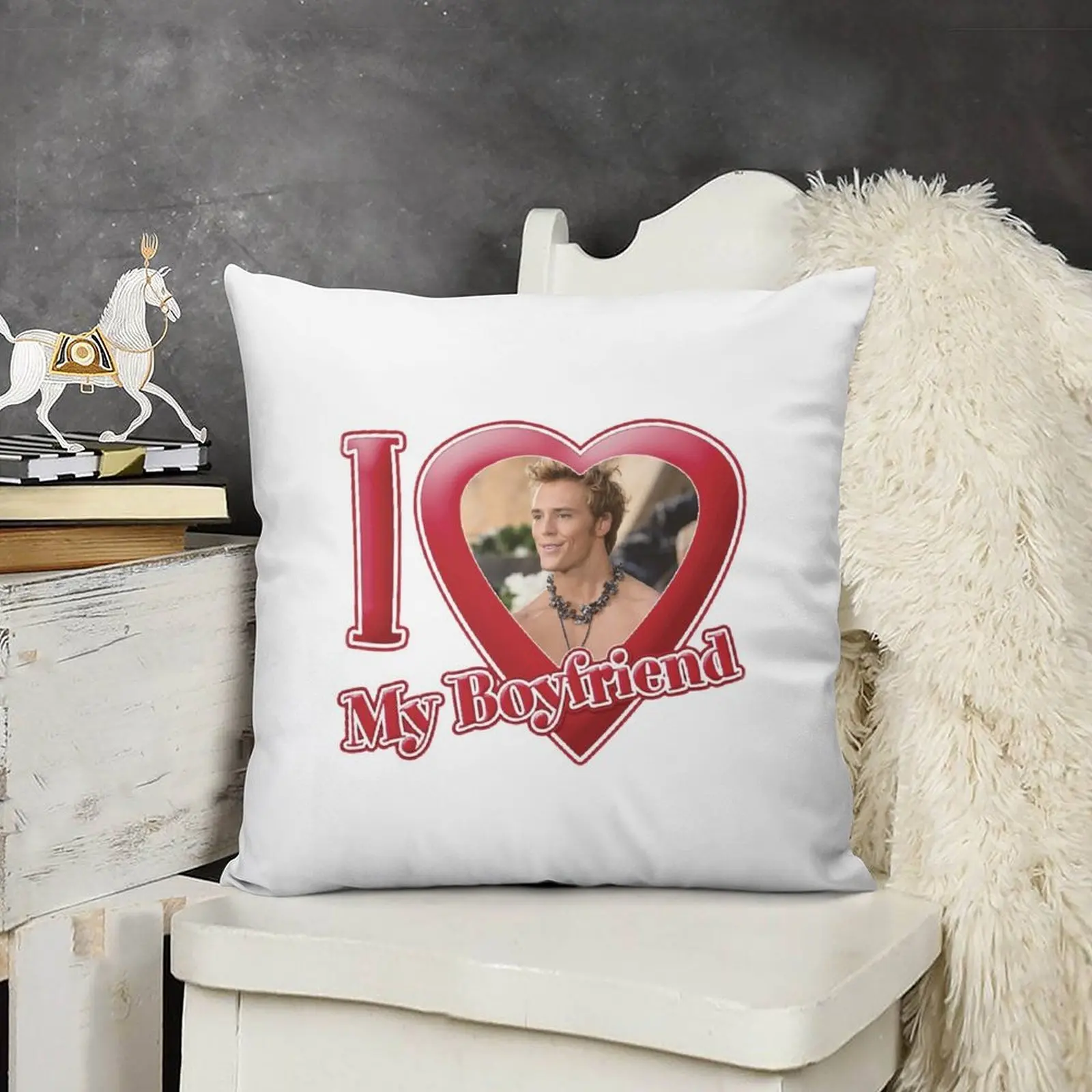 Декоративная подушка в стиле аниме для бойфренда 2025