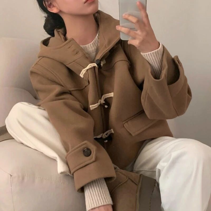 Куртка женская с длинным рукавом на пуговицах капюшоном