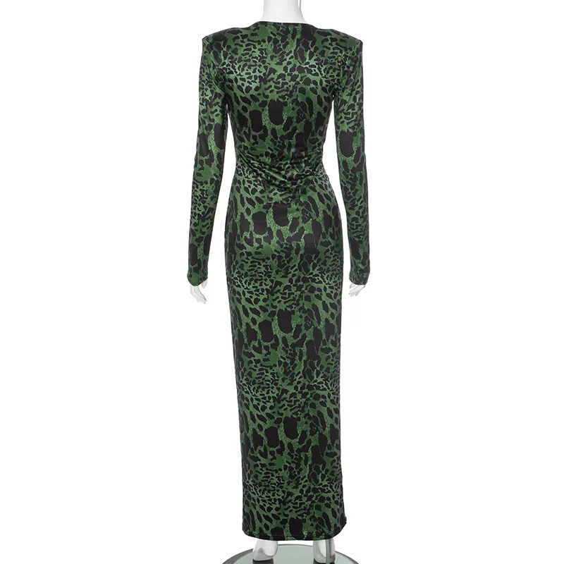 Зеленое платье макси с леопардовым принтом и глубоким v-образным вырезом осень 2024