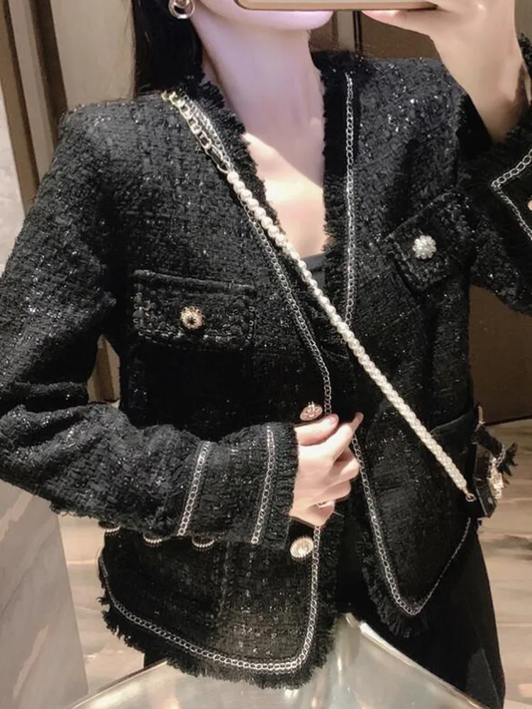 

Костюм женский короткий осенне-зимний из твида с кисточками и жемчужной пряжкой