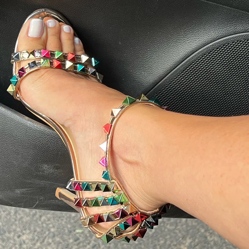 Женские босоножки Bossa на высоком каблуке однотонные с ремешком пряжкой