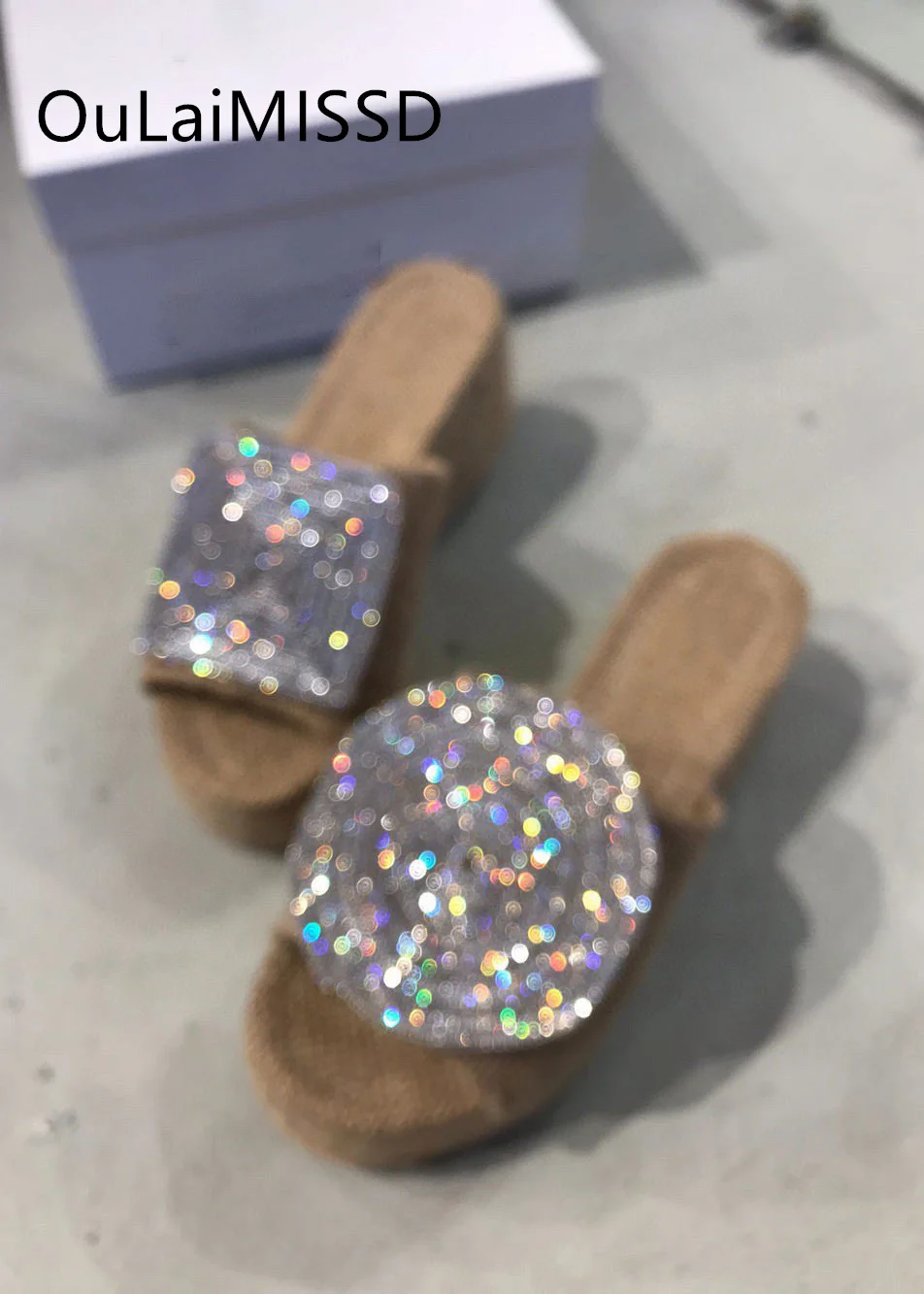 

Round Square Thick Soled Slippers 2023 Summer Diamond Flip-flops Resort Beach Sandals With Thick Soled Slippers Women Luxury