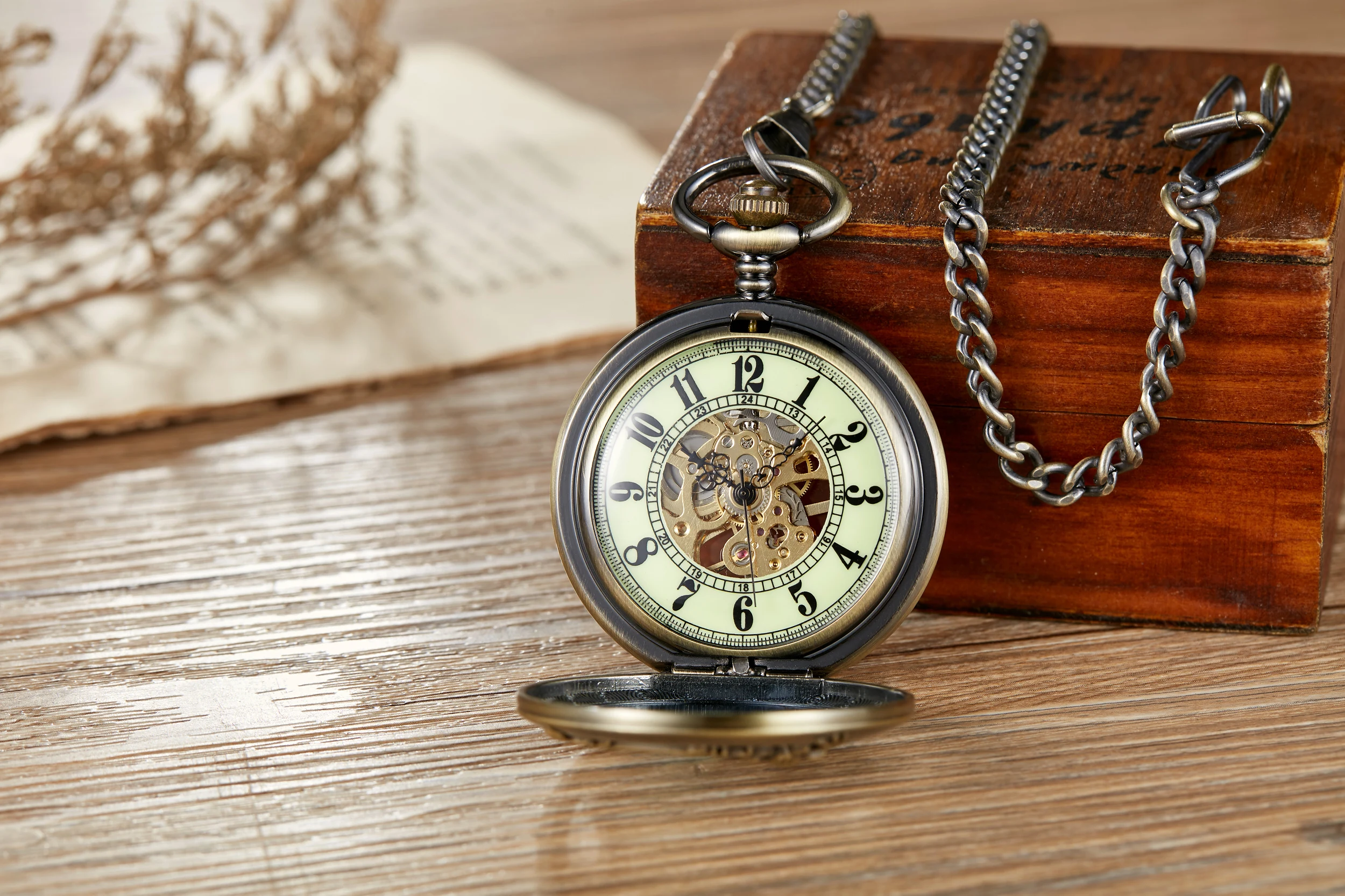 Retro Mechanical Pocket Wristwatch Steampunk Skeleton Hand-Wind Watch Wolf Hollow Mechanical Pocket Watch Deer Horse Fob Chain